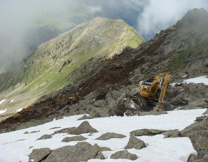 lavori di scavo nella zona della stazione di monte